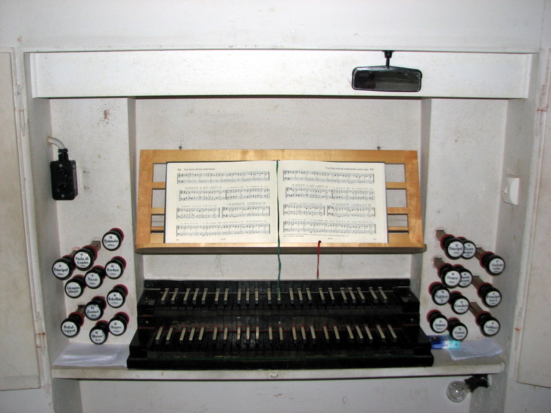 Da sitzt der Organist davor.